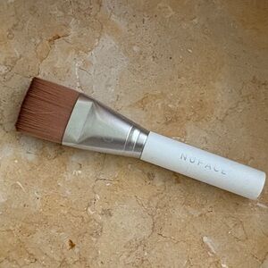 NuFace White and Silver Skincare Brush